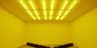 Bruce Nauman, Black Marble Under Yellow Light, 1981 1988. Veduta dell’installazione, Pirelli HangarBicocca, Milano, 2022 Contemporary Art Collection “la Caixa“ Foundation © 2022 Bruce Nauman / SIAE Courtesy the artist; Sperone Westwater, New York, e Pirelli HangarBicocca, Milano Photo Agostino Osio