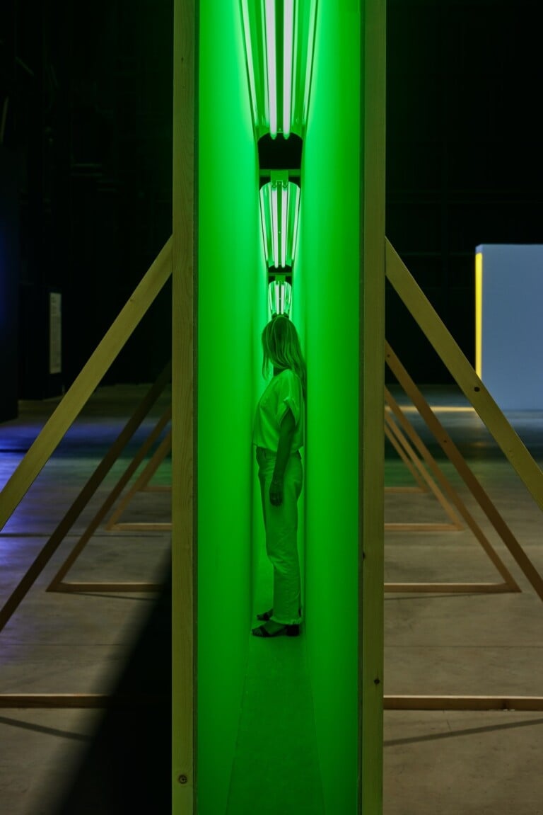 Bruce Nauman Green Light Corridor, 1970. Veduta dell’installazione,Pirelli HangarBicocca, Milano, 2022. Veduta dell’installazione, Pirelli HangarBicocca, Milano, 2022 Solomon R. Guggenheim Museum, New York, Panza Collection, Gift, 1992 (92.4171) © 2022 Bruce Nauman / SIAE Courtesy l’artista; Sperone Westwater, New York, e Pirelli HangarBicocca, Milano. Photo Agostino Osio