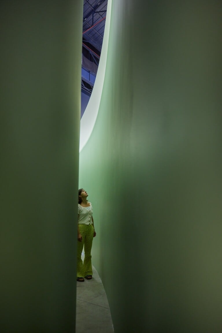 Bruce Nauman, Kassel Corridor Elliptical Space, 1972 (particolare). Veduta dell’installazione, Pirelli HangarBicocca, Milano, 2022 Solomon R. Guggenheim Museum, New York, Panza Collection, 1991 (91.3833) Courtesy l’artista; Sperone Westwater, New York, e Pirelli HangarBicocca, Milano. Photo Agostino Osio