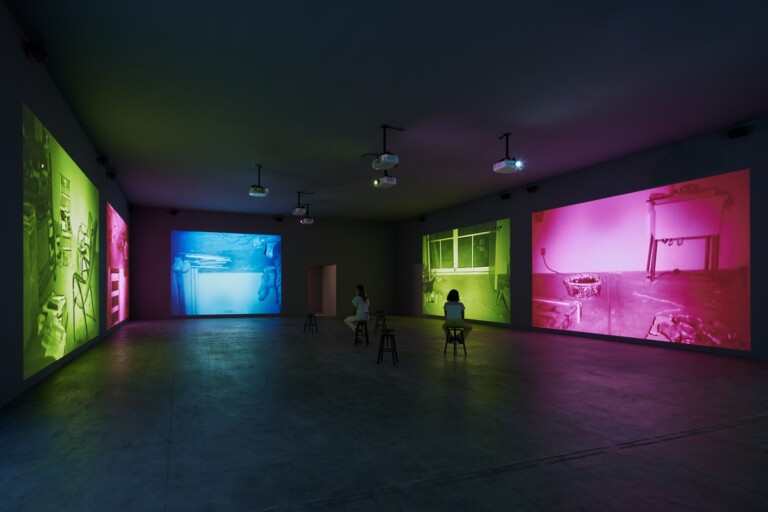 Bruce Nauman, Mapping the Studio II with color shift, flip, flop, & flipflop (Fat Chance John Cage), 2001. Veduta dell’installazione, Pirelli HangarBicocca, Milano, 2022 Purchased jointly by Tate, London with funds provided by the American Fund for the Tate Gallery; Centre Pompidou, Paris, Musée national d’art moderne/ Centre de creation industrielle, with the support of Mr. and Mrs. William S. Fisher Family Foundation and the Georges Pompidou Culture Foundation; and Kunstmuseum Basel, 2004 © 2022 Bruce Nauman / SIAE Courtesy l’artista; Sperone Westwater, New York, e Pirelli HangarBicocca, Milano. Photo Agostino Osio