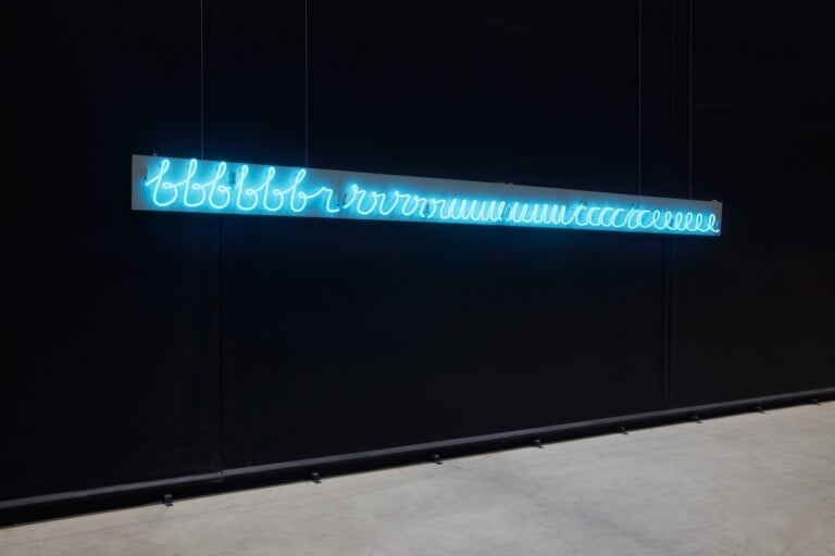 Bruce Nauman, My Name As Though It Were Written on the Surface of the Moon, 1968. Veduta dell’installazione, Pirelli HangarBicocca, Milano, 2022 Edizione di 3 Stedelijk Museum Amsterdam © 2022 Bruce Nauman / SIAE Courtesy l’artista; Sperone Westwater, New York, e Pirelli HangarBicocca, Milano. Photo Agostino Osio