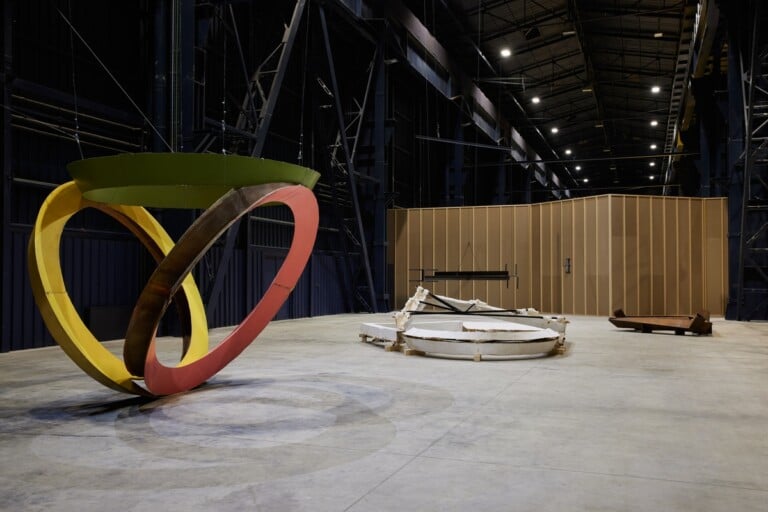 Bruce Nauman, Neons Corridors Rooms, veduta della mostra, Pirelli HangarBicocca, Milano, 2022 © 2022 Bruce Nauman SIAE. Courtesy l’artista, Sperone Westwater, New York, e Pirelli HangarBicocca Milano. Photo Agostino Osio