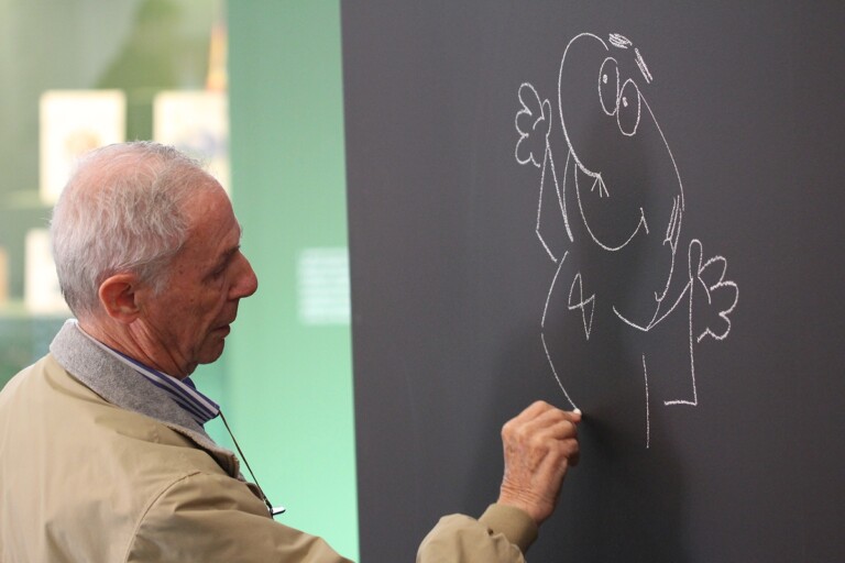 Bruno Bozzetto disegna il Signor Rossi alla Triennale di Milano Marco Vidale, CC BY SA 4.0, via Wikimedia Commons