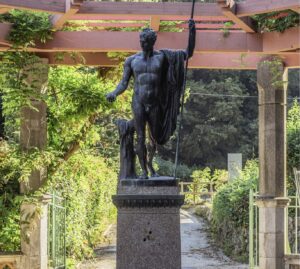 Le preziose sculture che animano il parco di Miramare a Trieste