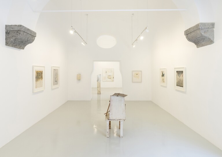 Lawrence Carroll, Opere su carta, 29 settembre – 30 novembre 2022, installation view. Courtesy Studio Trisorio e Lucy Jones Carroll. Photo Francesco Squeglia