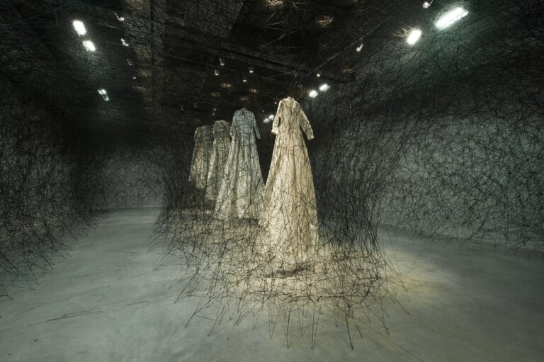 Chiharu Shiota, After the Dream, 2011. La Maison Rouge, Paris, France. Photo Sunhi Mang. Copyright SIAE, Roma, 2020 and the artist