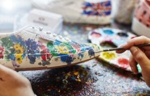 La storia di Superga, il brand italiano ultracentenario che riparte dal glitter