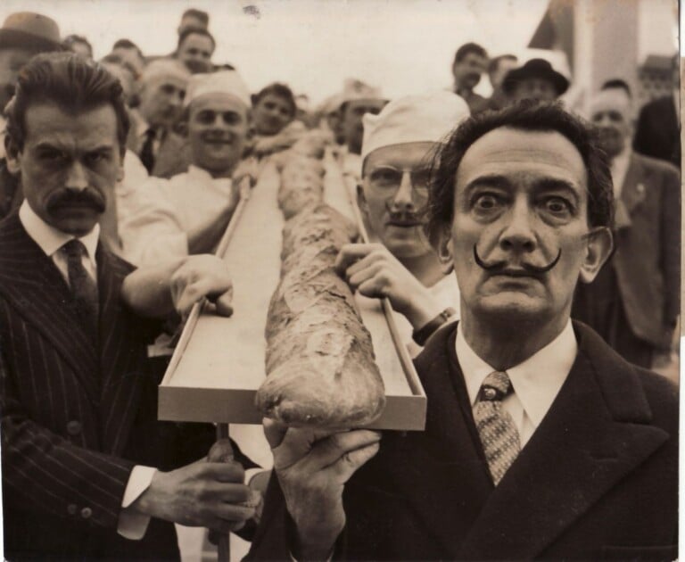 Dalì e la baguette da 12 metri, 1959, Parigi