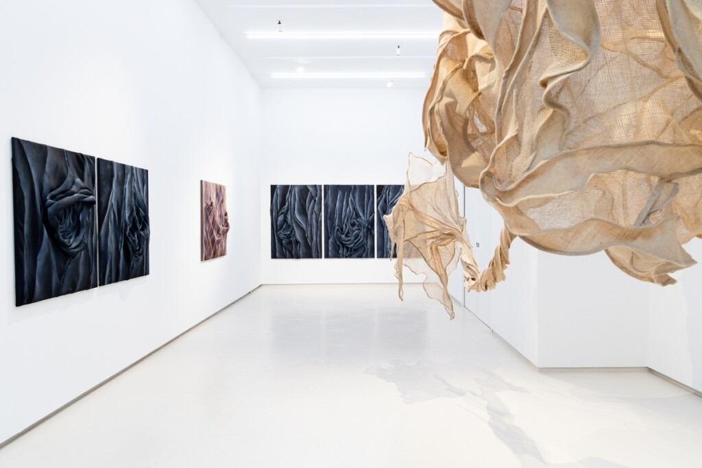 Corpi, tessuti e introspezione. Diana Orving in mostra a Milano