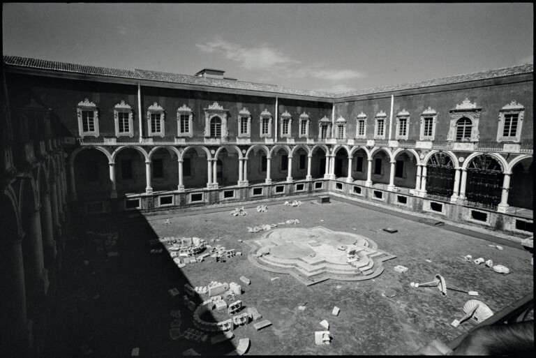 Ettore Sottsass, Chiostro Monastero dei Benedettini Ponente. Courtesy Studio Ettore Sottsass, Fondazione OELLE Mediterraneo Antico ETS