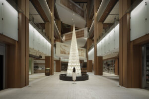 A Tokyo l’albero di Natale che sembra un origami animato