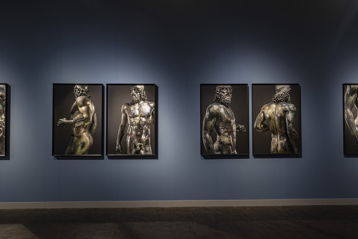 I Bronzi di Riace un percorso per immagini, exhibition view at Galleria dell'Accademia di Firenze, 2022