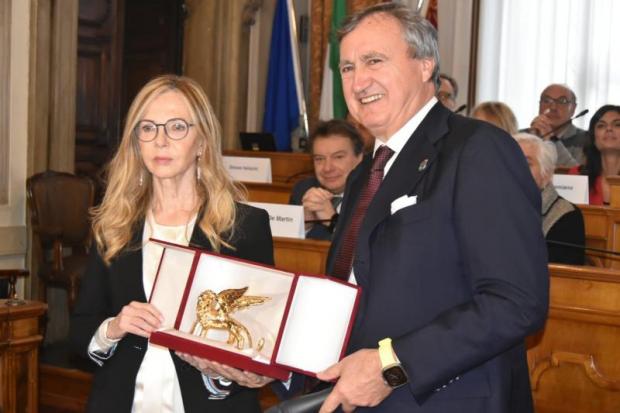 Il Sindaco Brugnaro e donatrice Gemma Testa Una super donazione di opere d'arte. La collezione di Gemma Testa a Venezia