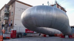 La nuova colossale scultura di Anish Kapoor a Napoli ricorda i genitali femminili