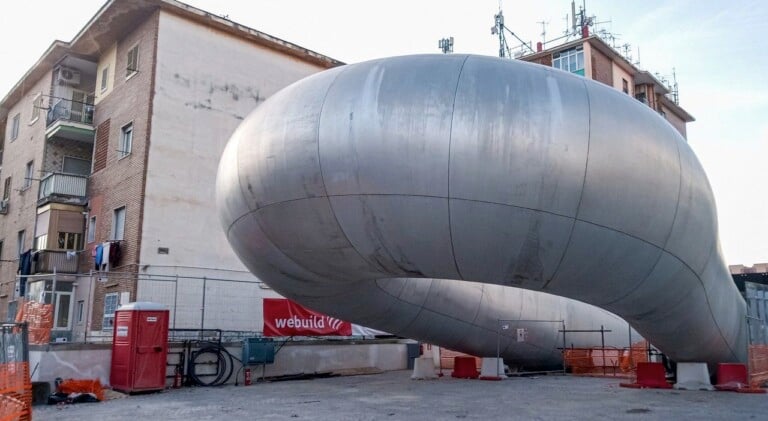 La nuova colossale scultura di Anish Kapoor a Napoli ricorda i genitali femminili