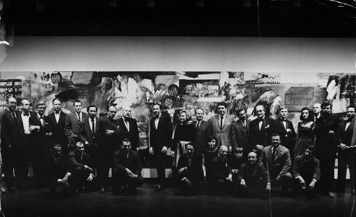 Artisti e ospiti davanti a Barge (1962-63) di Robert Rauschenberg, al ricevimento inaugurale della retrospettiva dell'artista al Jewish Museum, NY, ca. 31 marzo 1963. Originariamente pubblicato in Glamour, giugno 1963