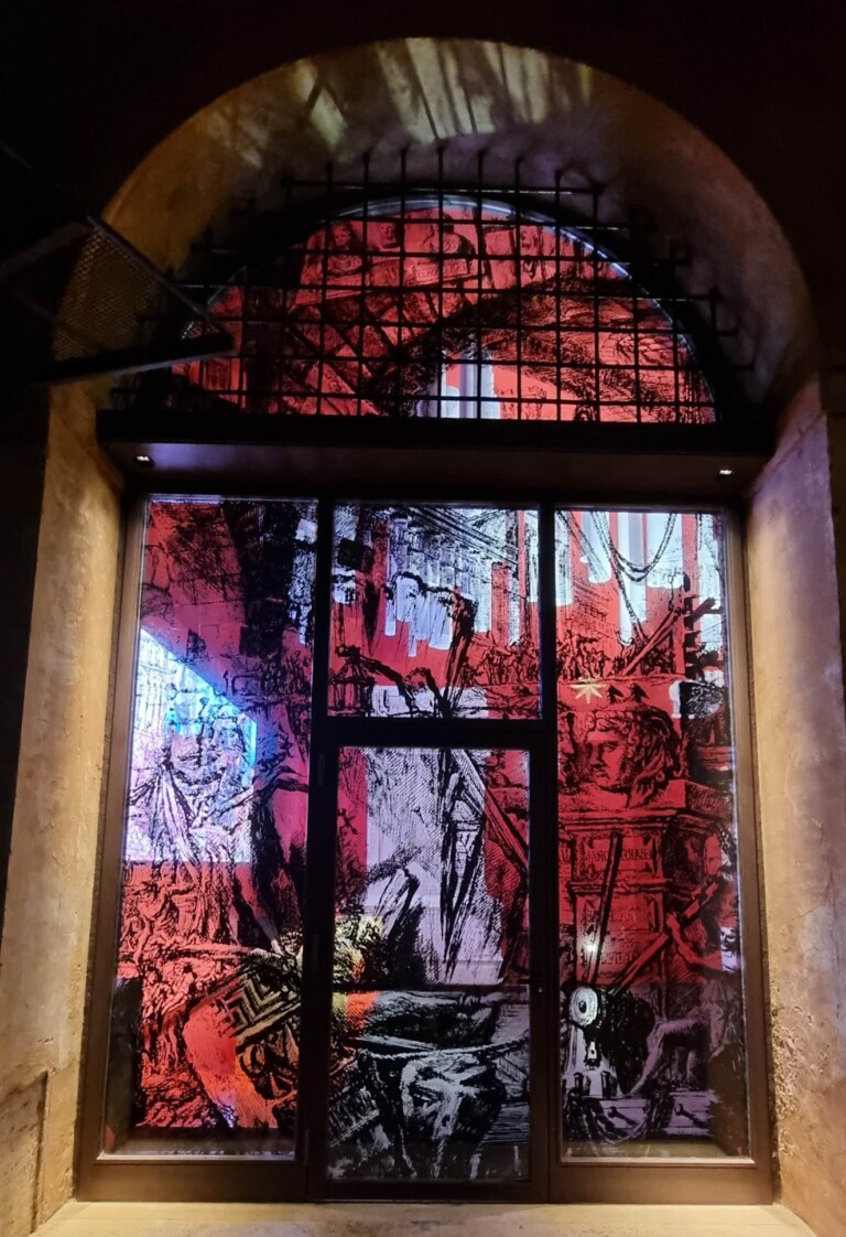 La Cappella dei Condannati dopo l’intervento, vista esterna notturna di una delle 5 vetrate “piranesiane”