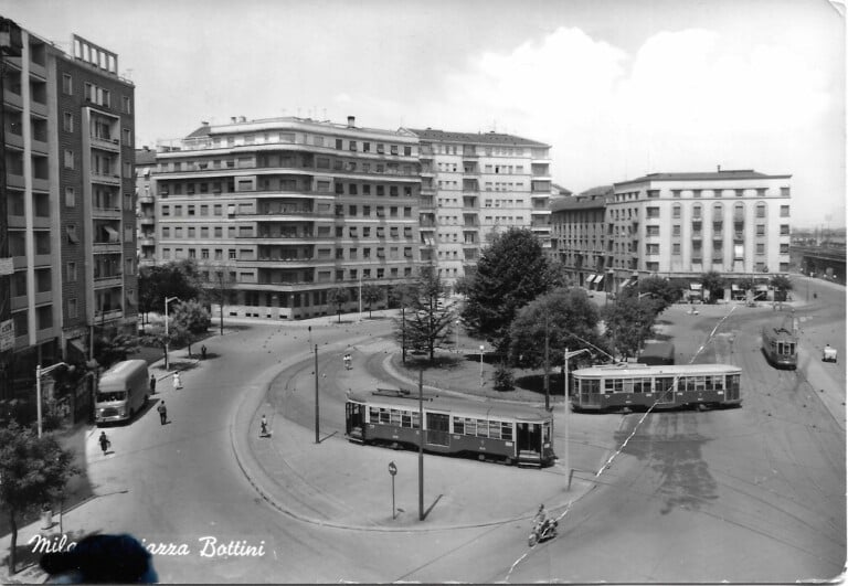 La nuova Milano Piazza Bottini in una cartolina del 1960