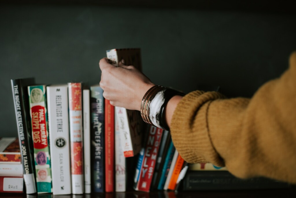 5 novità in libreria. Wim Wenders, sciamani, videoarte e un manuale per falsari 