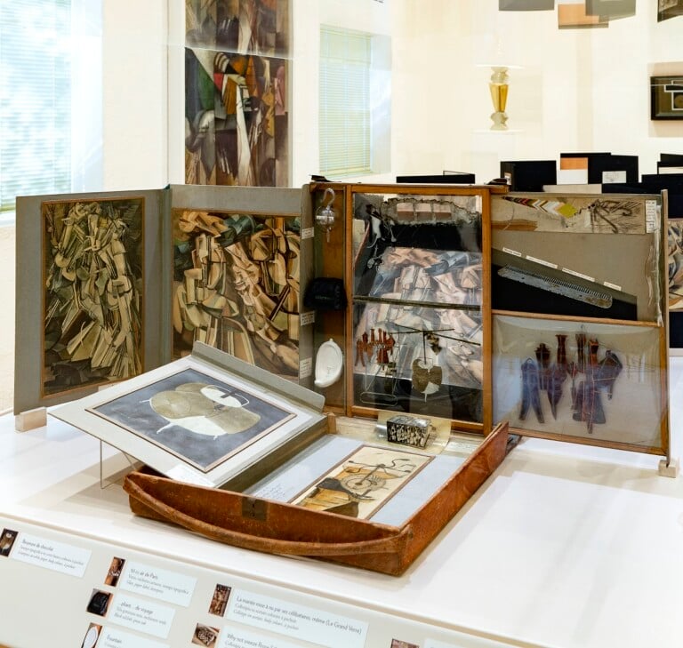 Marcel Duchamp, Scatola in una valigia (Boîte-en-Valise), 1935 – 1941, Valigia di pelle contenente copie in miniatura, riproduzioni a colori e una fotografia delle opere dell'artista con aggiunte a matita, acquerello e inchiostro, 40,7 x 37,2 x 10,1 cm, Collezione Peggy Guggenheim, Venezia (Fondazione Solomon R. Guggenheim, New York) © Association Marcel Duchamp, by SIAE 2022. Photo Matteo De Fina