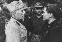 Mussolini incontra un milite adolescente della RSI (1944) © Bundesarchiv
