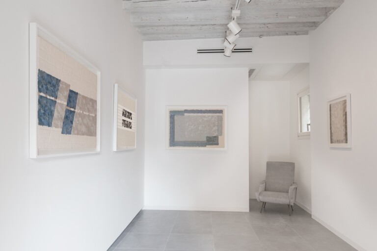 Nancy Genn, Hand made papers 1981-1988, installation view at Galleria Marignana Arte, Venezia, 2022