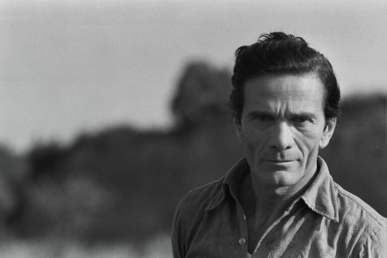 Pier Paolo Pasolini alla Torre di Chia, Viterbo, 1974, foto di Gideon Bachmann © Archivio Cinemazero Images, Pordenone