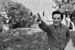 Pier Paolo Pasolini alla Torre di Chia, Viterbo, 1974, foto di Gideon Bachmann © Archivio Cinemazero Images, Pordenone