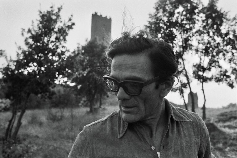 Pier Paolo Pasolini alla Torre di Chia, Viterbo, 1974, foto di Gideon Bachmann © Archivio Cinemazero Images, Pordenone
