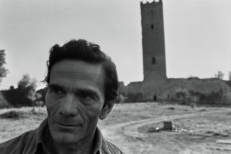 Pier Paolo Pasolini alla Torre di Chia, Viterbo, 1974, foto di Gideon Bachmann © Archivio Cinemazero Images, Pordenone