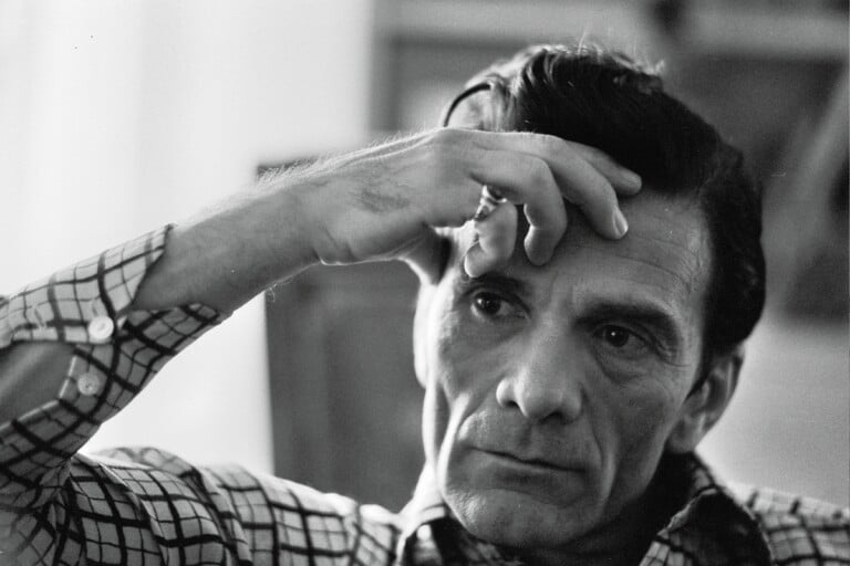 Pier Paolo Pasolini nel salotto della casa di Via Eufrate, 1972, foto di Gideon Bachmann © Gideon Bachmann Cinemazero