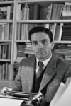 Pier Paolo Pasolini nel suo studio, nella casa di Via Giacinto Carini 45, 1963, foto di Gideon Bachmann © Archivio Cinemazero Images, Pordenone