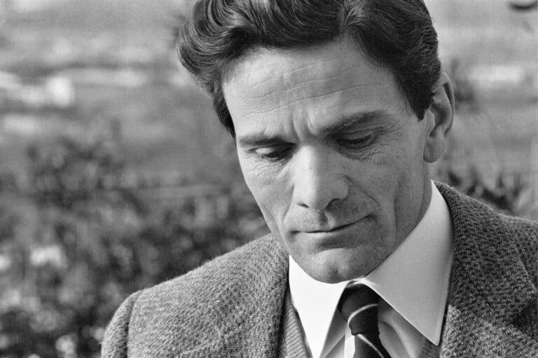 Pier Paolo Pasolini nella casa di via Eufrate, Roma, 1963 © Gideon Bachmann, Cinemazero