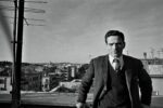 Pier Paolo Pasolini sulla terrazza sul tetto della casa di Via Giacinto Carini 45, 1963, foto di Gideon Bachmann © Archivio Cinemazero Images, Pordenone