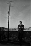 Pier Paolo Pasolini sulla terrazza sul tetto della casa di Via Giacinto Carini 45, 1963, foto di Gideon Bachmann © Archivio Cinemazero Images, Pordenone