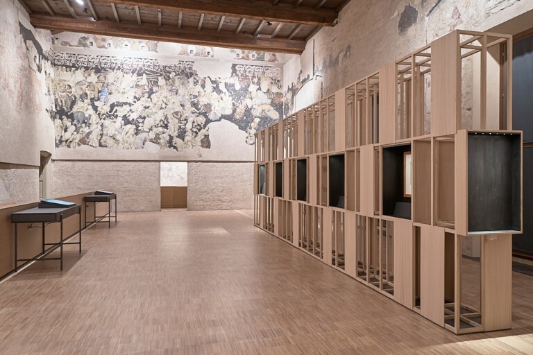 Pisanello. Il tumulto del mondo, veduta dell'allestimento a Palazzo Ducale, Mantova, 2022, foto di Vincenzo Bruno