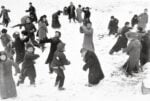 Robert Capa, Bambini che giocano nella neve Hankou, Cina, marzo 1938 © Robert Capa © International Center of Photography Magnum Photos