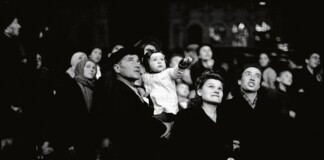 Robert Capa, Fuochi d'artificio durante la celebrazione dell'800° anniversario della fondazione della città. Mosca, U.S.S.R., 1947 © Robert Capa © International Center of Photography Magnum Photos