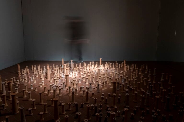 Serena Fineschi, Cantieri Montelupo, La Primavera dell'impazienza_piedini (2022), Palazzo Podestarile, Montelupo Fiorentino. Ph. Mario Lensi