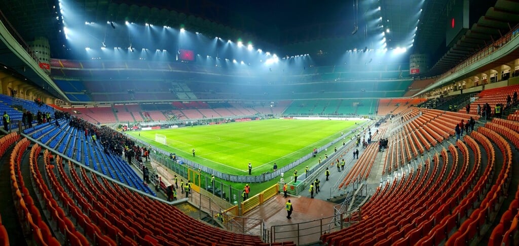 Salvare il Meazza. Vittorio Sgarbi a gamba tesa sullo stadio di San Siro a Milano