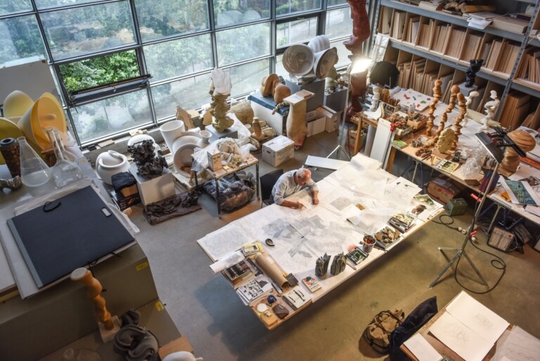 Tony Cragg nel suo studio. Photo Daniel Biskup