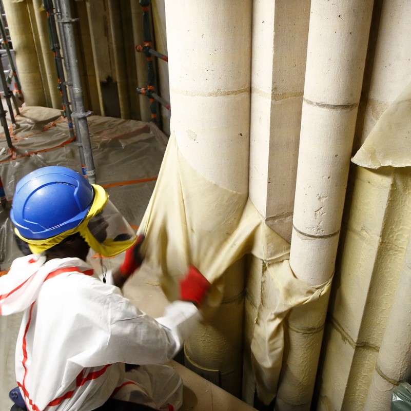 Un tecnico rimuove il lattice dalle pareti di Notre Dame, © David Bordes, Etablissement public chargé de la conservation et de la restauration de la cathédrale Notre Dame de Paris