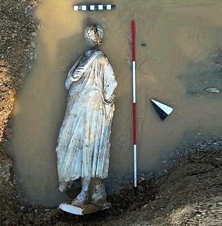 Una statua di oltre 2000 anni Riemerge in un torrente in Azinoa. Via Science News 