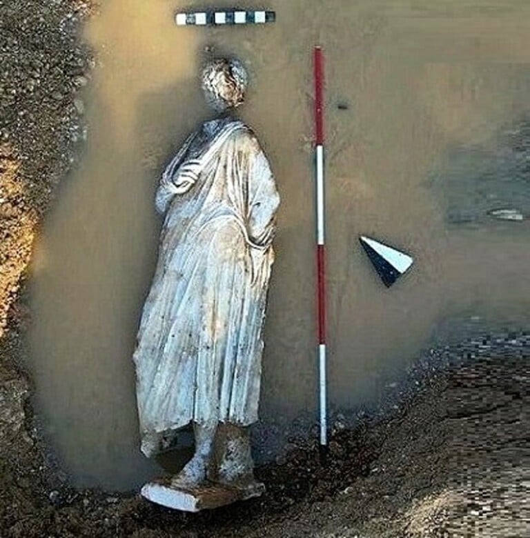 Una statua di oltre 2000 anni Riemerge in un torrente in Azinoa. Via Science News 