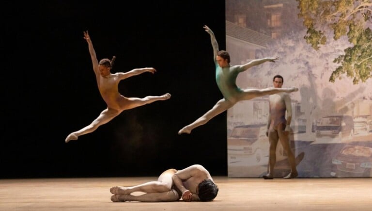 Veduta del balletto The Dante Project di Wayne McGregor al Royal Ballet. Secondo atto, Purgatorio, con il video di di Tacita Dean é su scena