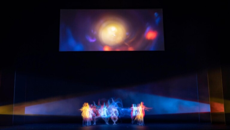 Veduta del balletto The Dante Project di Wayne McGregor al Royal Ballet. Terzo atto, Paradiso, con il video di di Tacita Dean su scena
