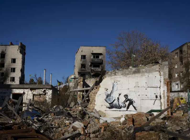 I graffiti di Banksy su un muro distrutto a Borodyanka durante l'invasione russa dell'Ucraina