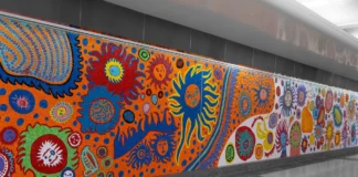 La stazione dei treni Grand Central Madison di Manhattan, che aprirà al pubblico alla fine del mese di dicembre 2022, ospita i nuovi giganteschi murales a mosaico che hanno realizzato le artiste star Yayoi Kusama e Kiki Smith