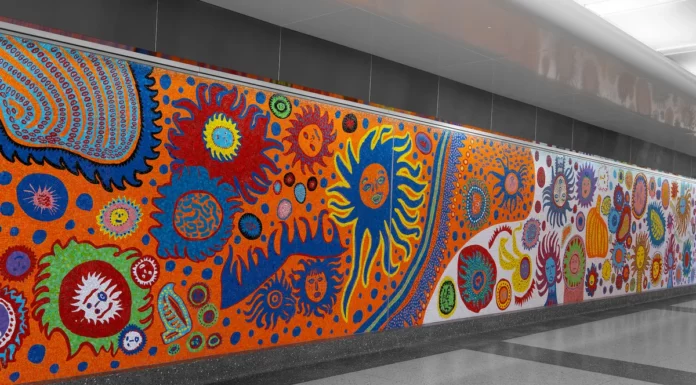 La stazione dei treni Grand Central Madison di Manhattan, che aprirà al pubblico alla fine del mese di dicembre 2022, ospita i nuovi giganteschi murales a mosaico che hanno realizzato le artiste star Yayoi Kusama e Kiki Smith