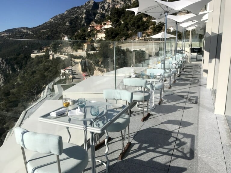 © Photo Dario Bragaglia, The Maybourne Riviera, I tavoli del Riviera Restaurant posizionati all'aperto anche in inverno